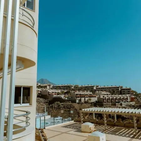 Seaview 2 Bedroom In Play Paraiso Pool & Wifi In By Aqua Vista Tenerife Daire